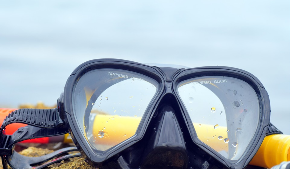 black snorkel mask